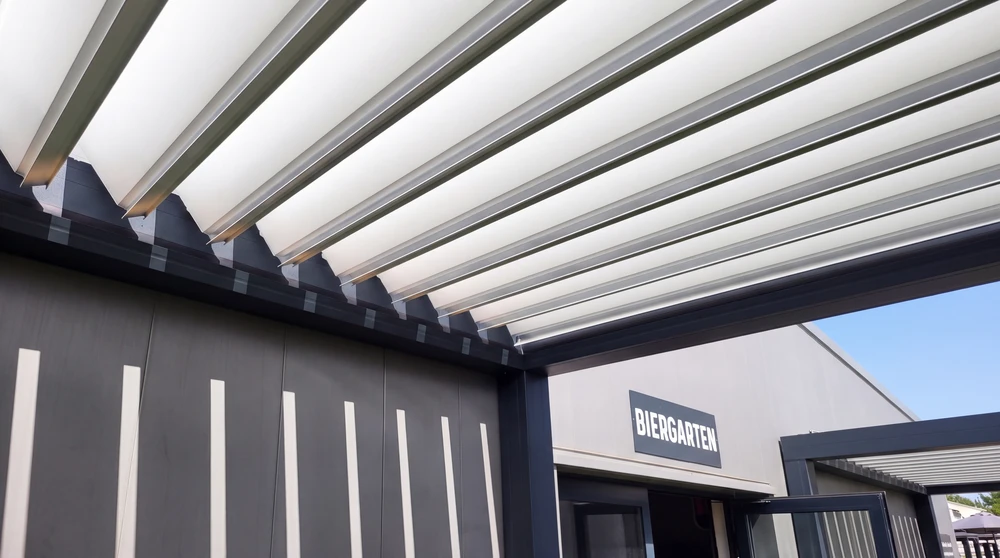 Terrasse couverte extérieure avec pergola bioclimatique à lames orientables, structure aluminium anthracite