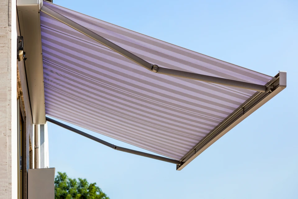 Terrasse extérieure résidentielle avec pergola métallique grise et filet de protection anti-chute
