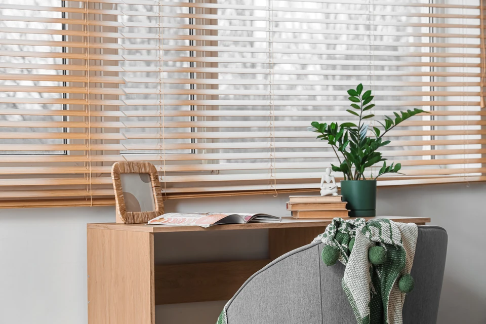 Intérieur moderne avec système de stores vénitiens en bois naturel