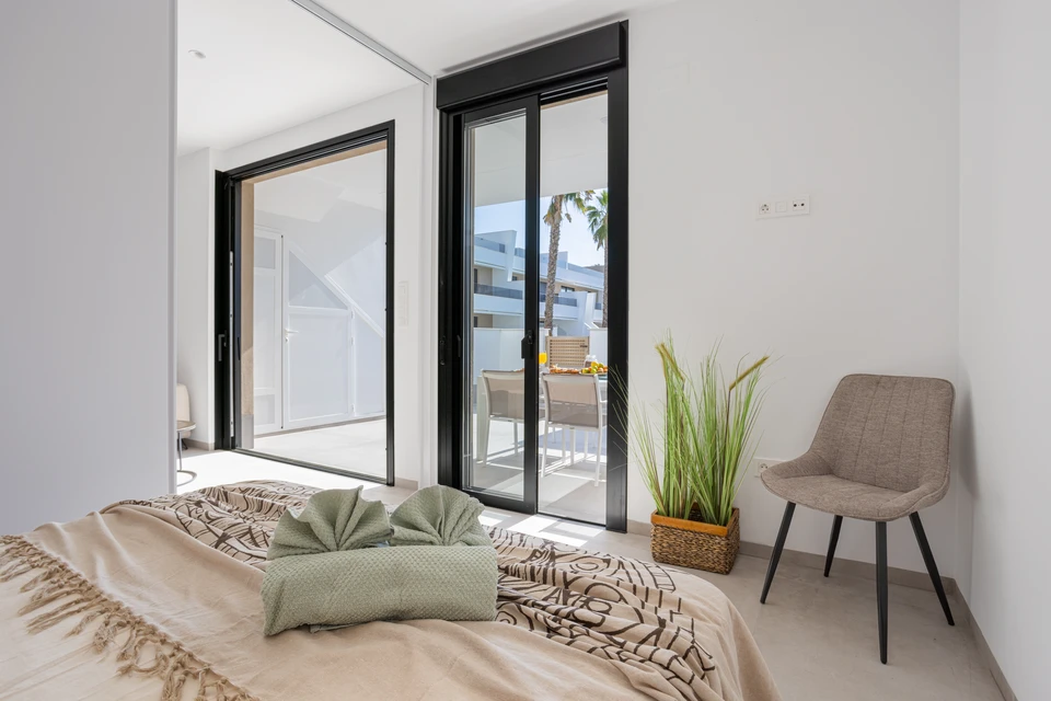 Intérieur d'un showroom ou atelier présentant un large échantillonnage de finitions bois